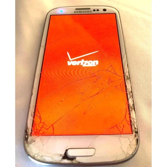 Samsung Galaxy S III Verizon 16GB White – Locked, Cracked, extra battery - Picture 3 of 7